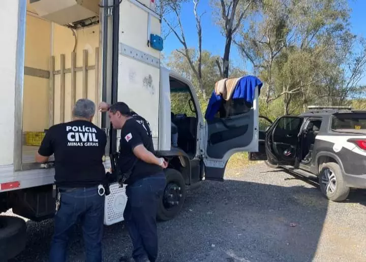 PCMG recupera em Santos Dumont caminhão roubado em Santa Bárbara do Tugúrio